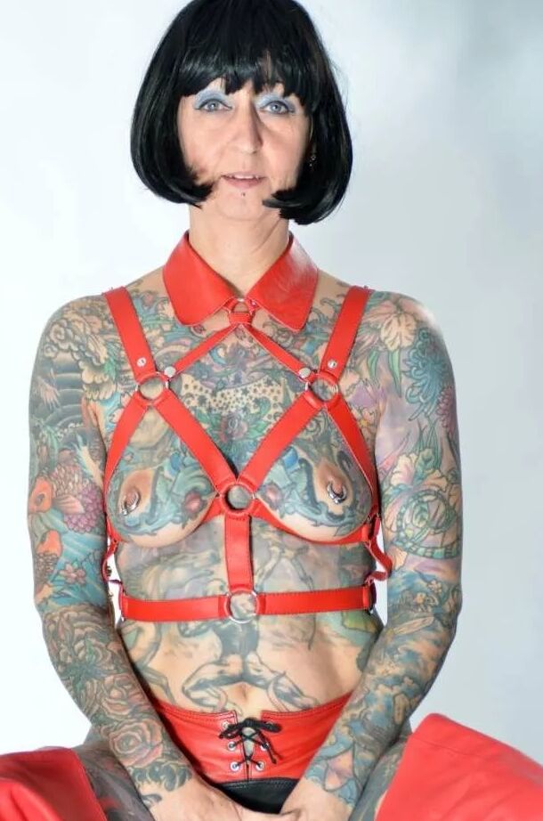 Photo shoot with full body tattooed MILF Cleo