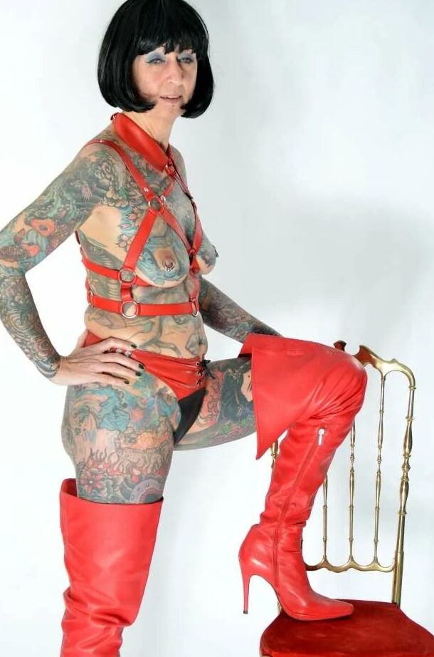 Photo shoot with full body tattooed MILF Cleo