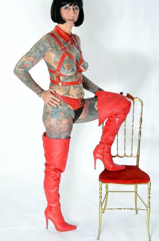 Photo shoot with full body tattooed MILF Cleo