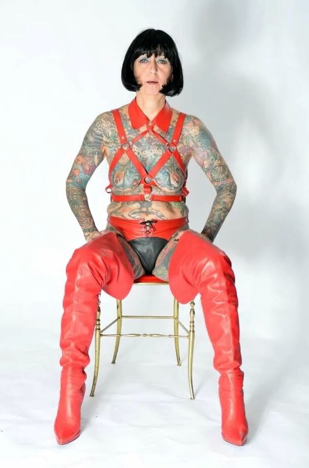 Photo shoot with full body tattooed MILF Cleo