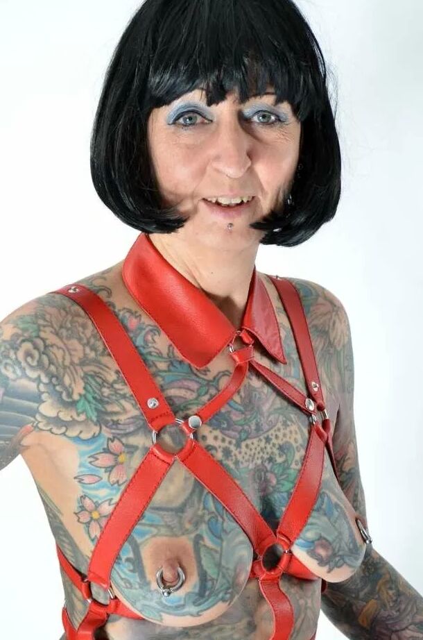 Photo shoot with full body tattooed MILF Cleo