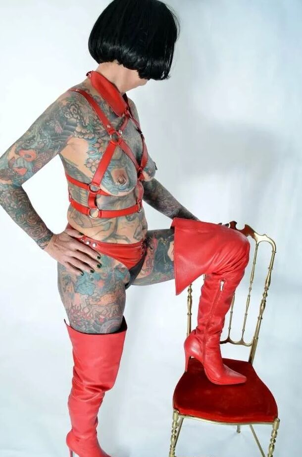 Photo shoot with full body tattooed MILF Cleo