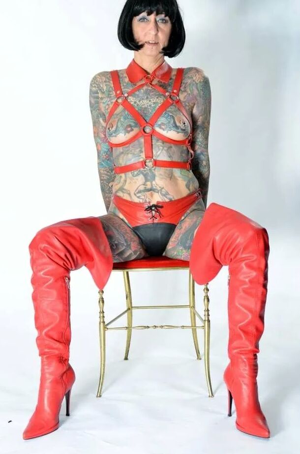 Photo shoot with full body tattooed MILF Cleo