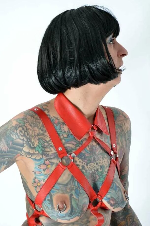 Photo shoot with full body tattooed MILF Cleo
