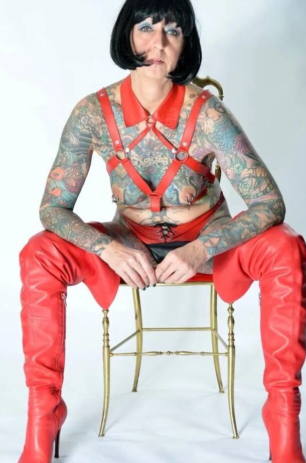 Photo shoot with full body tattooed MILF Cleo