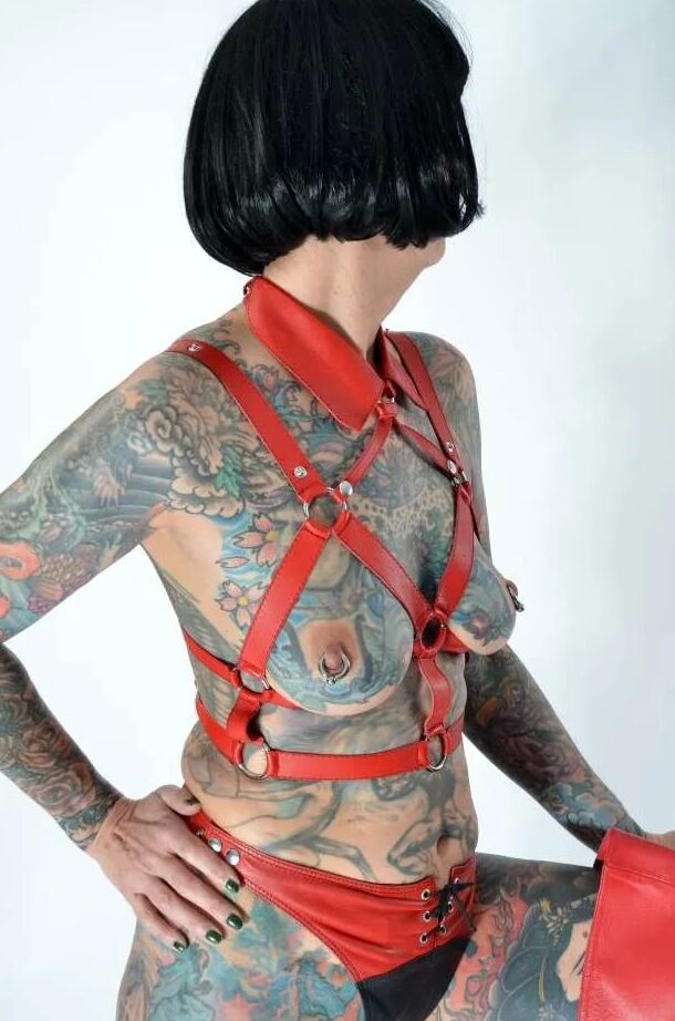 Photo shoot with full body tattooed MILF Cleo