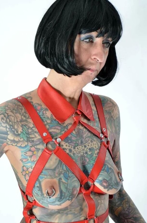 Photo shoot with full body tattooed MILF Cleo