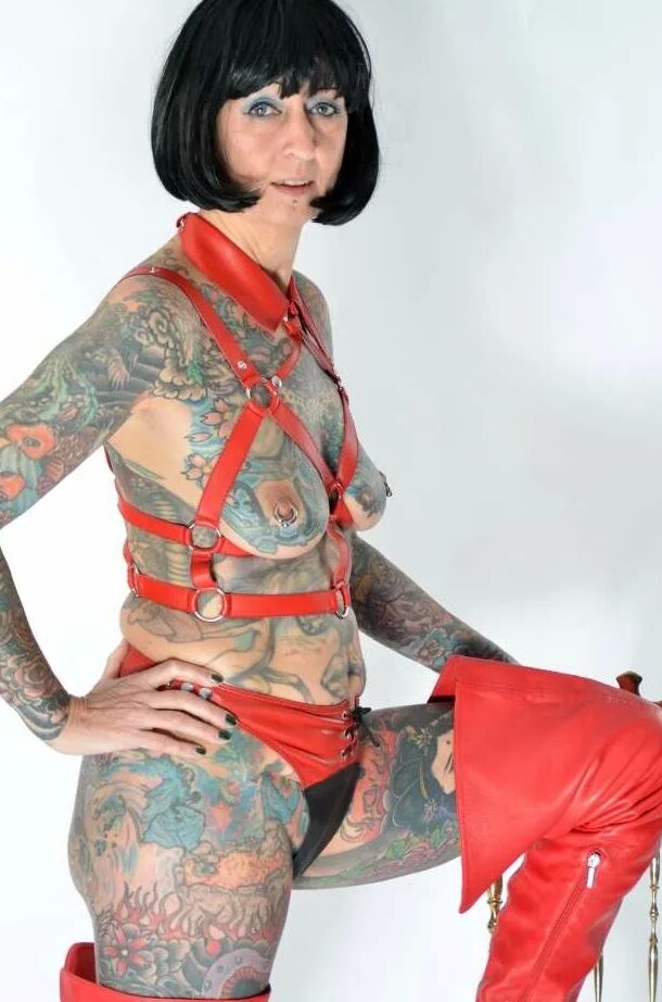 Photo shoot with full body tattooed MILF Cleo