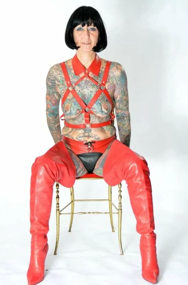 Photo shoot with full body tattooed MILF Cleo