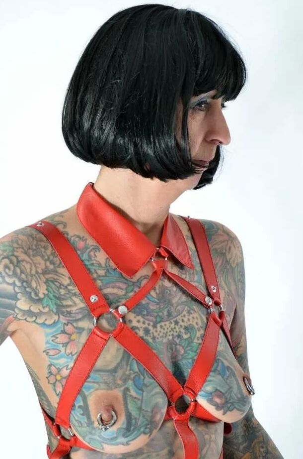 Photo shoot with full body tattooed MILF Cleo
