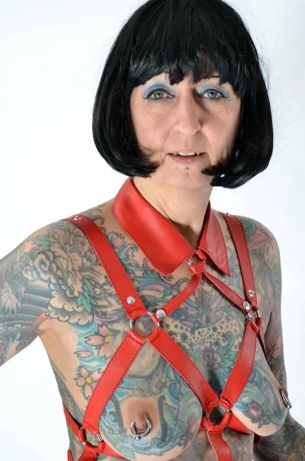 Photo shoot with full body tattooed MILF Cleo