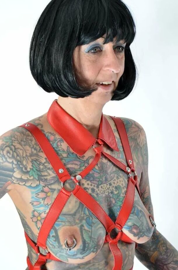 Photo shoot with full body tattooed MILF Cleo