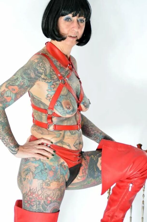 Photo shoot with full body tattooed MILF Cleo