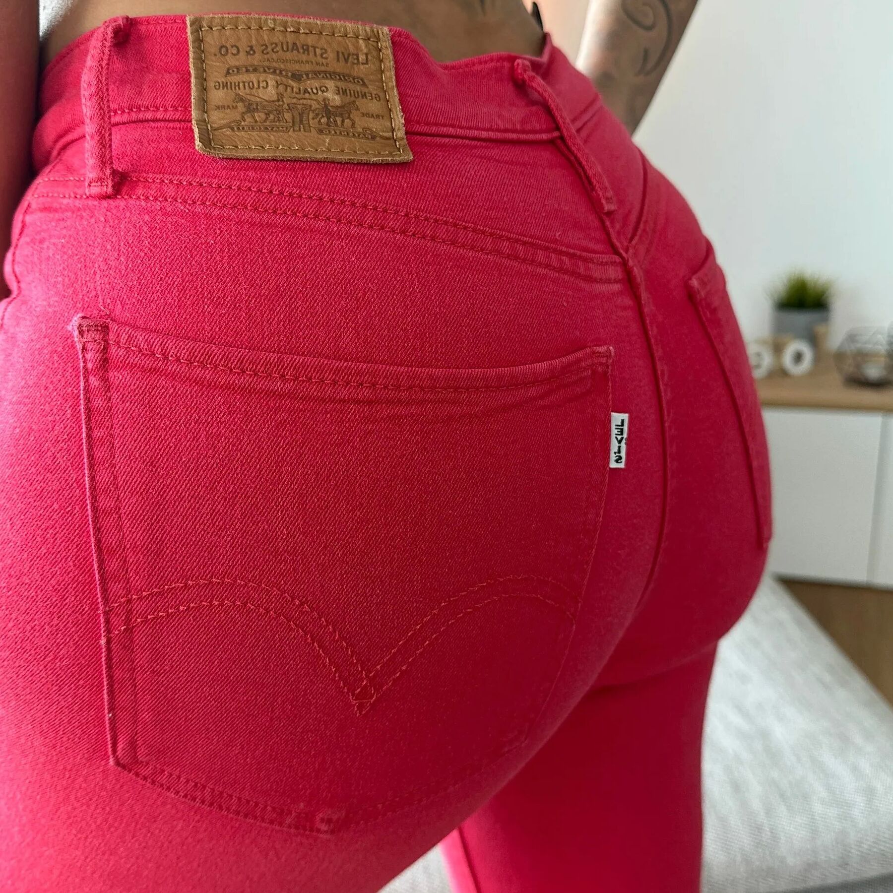 Lara CumKitten - Levi's Jeans in Rot