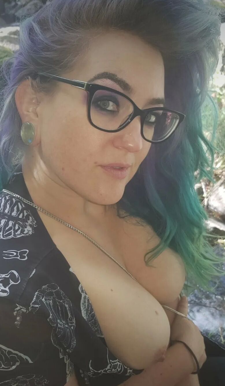 Chubby MILF Amy Leaf- Outdoor boobs