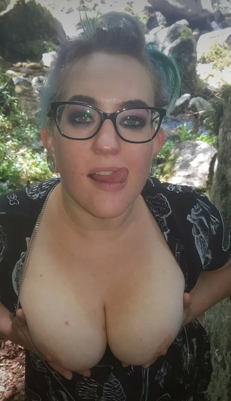 Chubby MILF Amy Leaf- Outdoor boobs