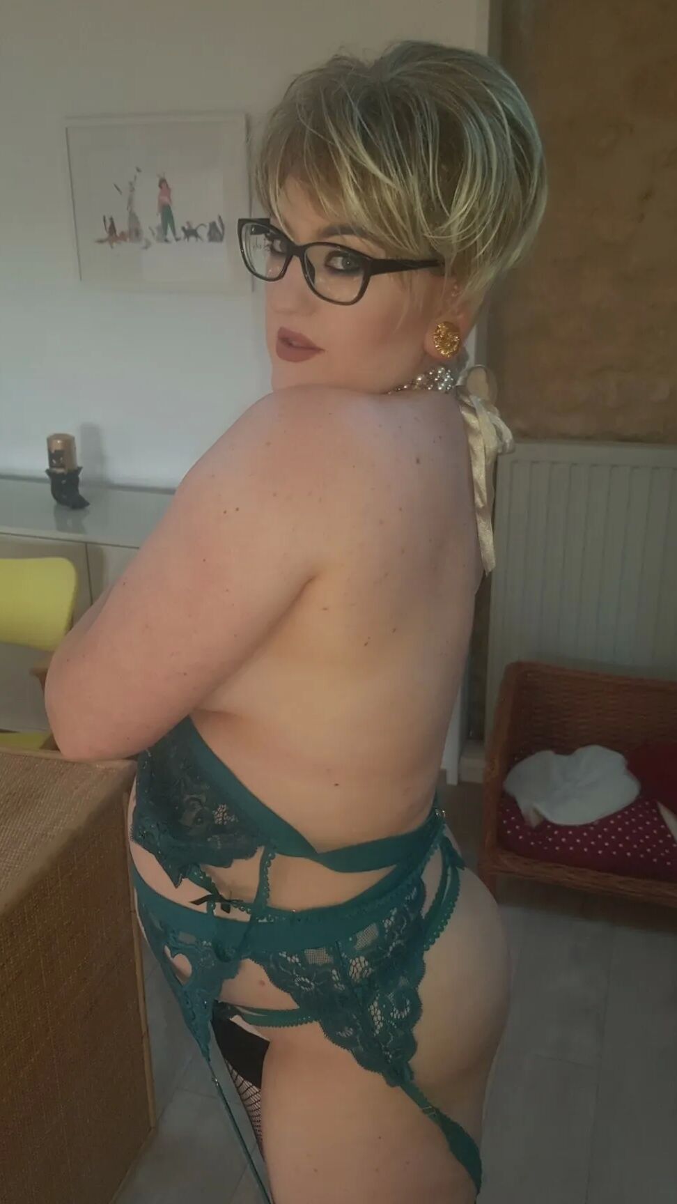 Chubby MILF Amy Leaf- Short hair MILF