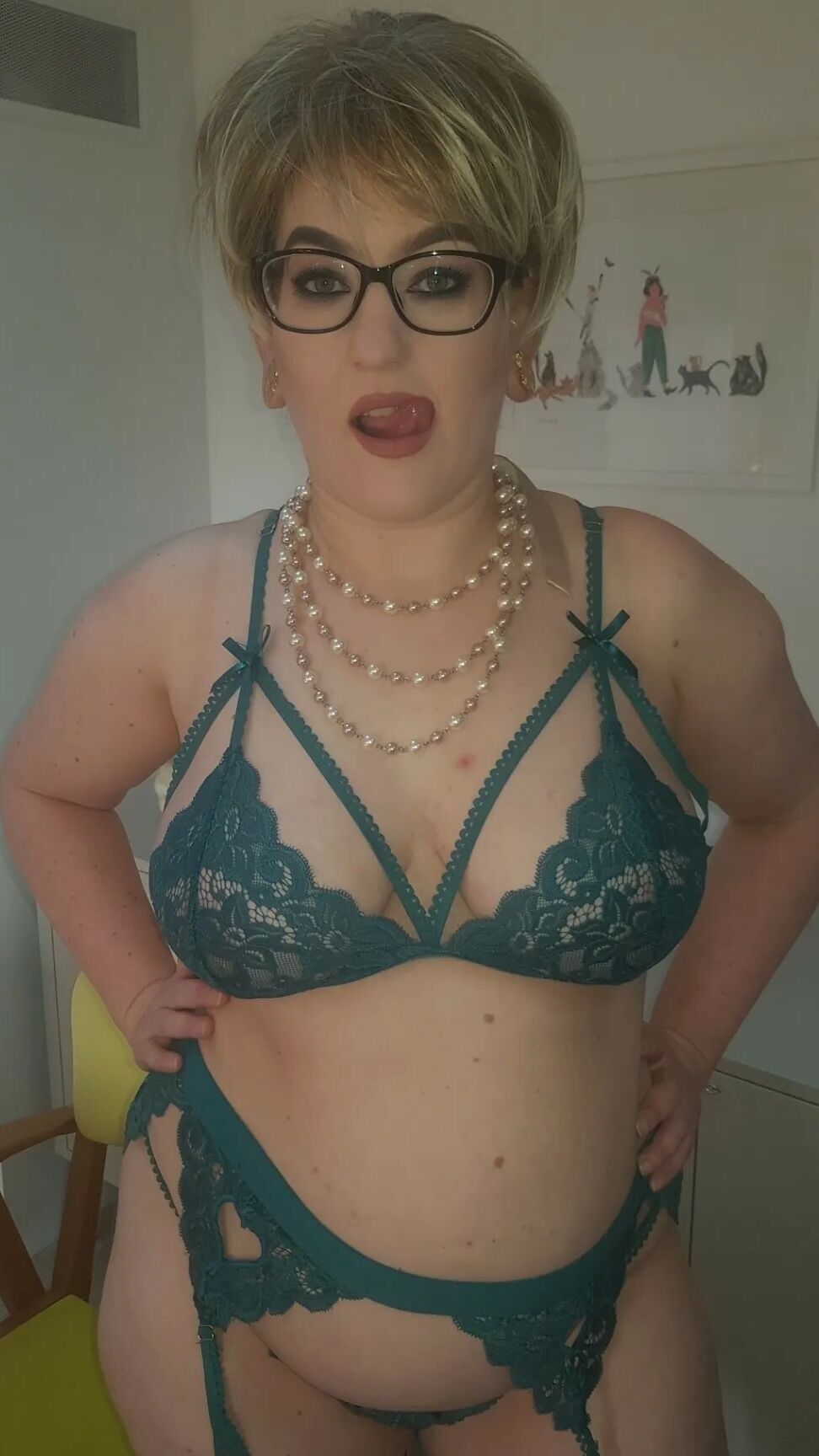 Chubby MILF Amy Leaf- Short hair MILF