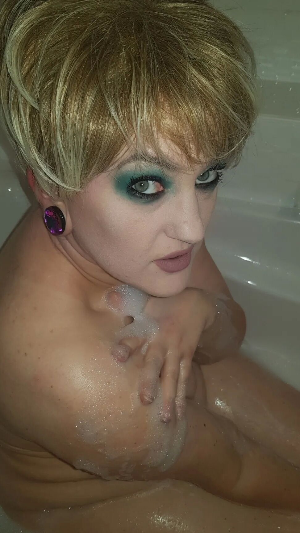 Chubby MILF Amy Leaf- Bath and bubbles