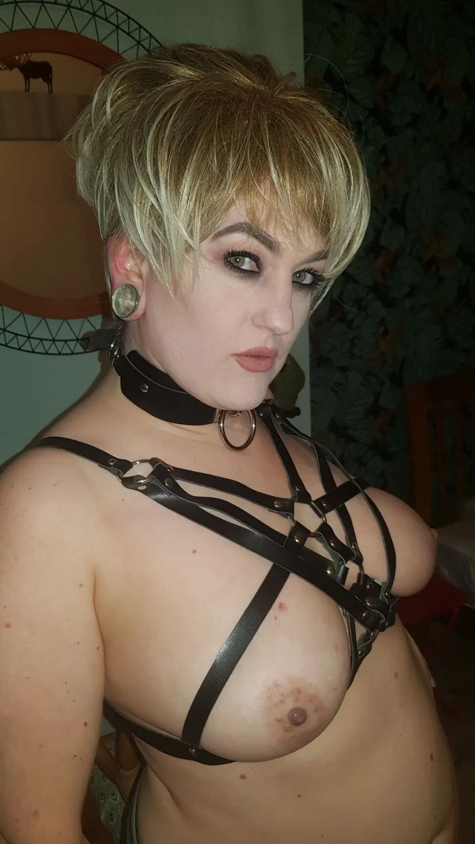 Chubby MILF Amy Leaf-  Whore short hair