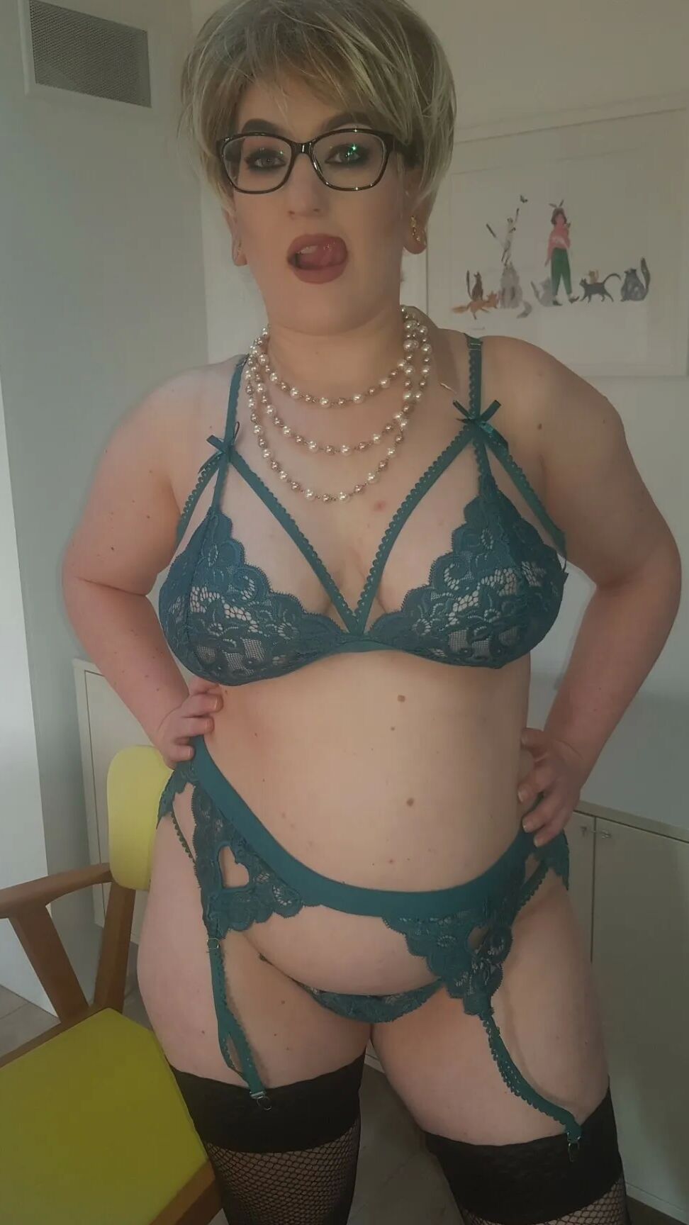 Chubby MILF Amy Leaf- Short hair MILF