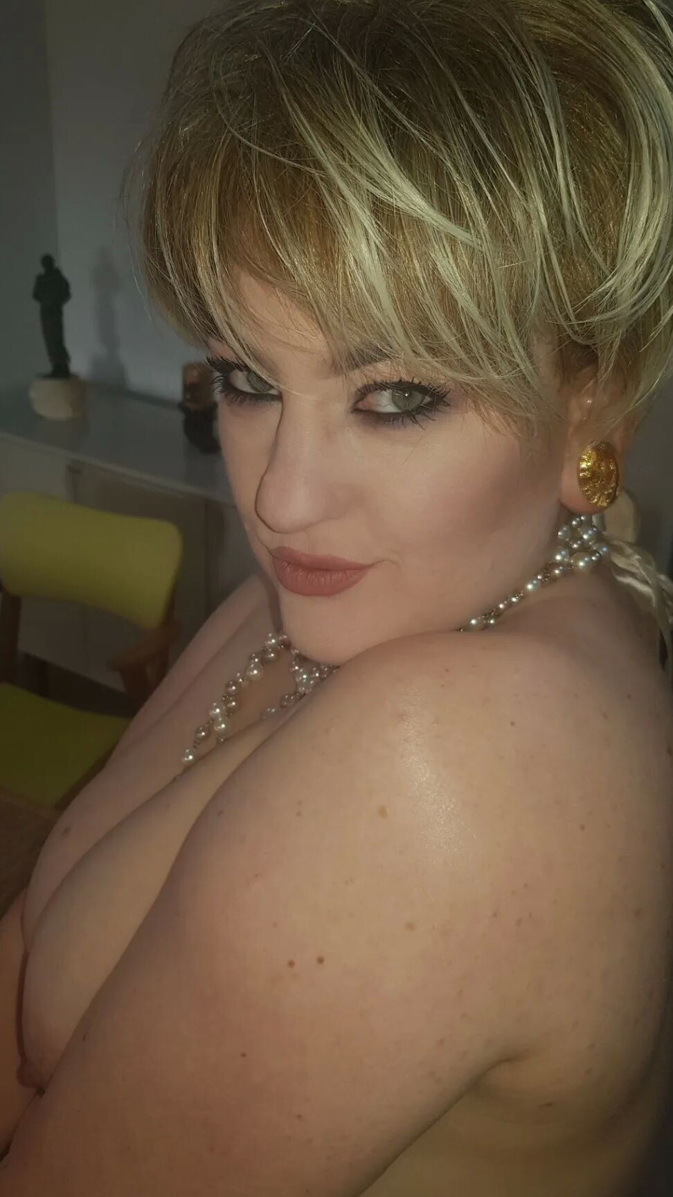 Chubby MILF Amy Leaf- Short hair MILF