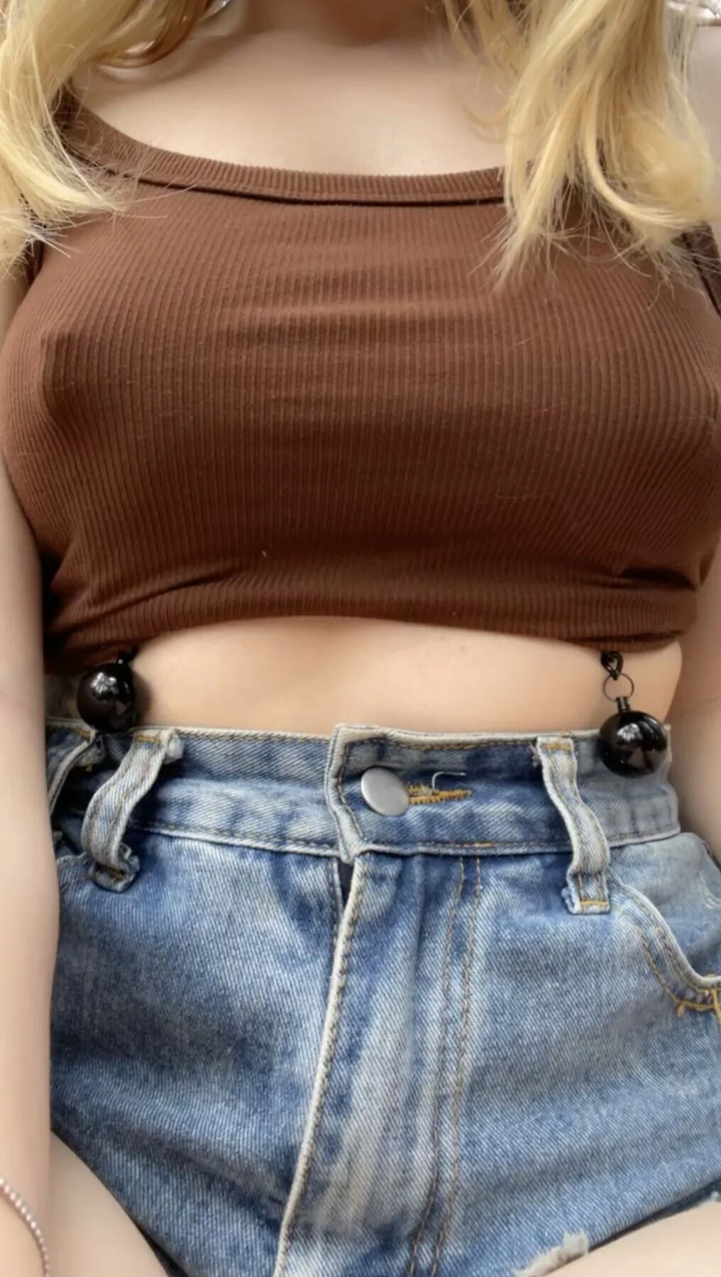The weights hanging out really make  this outfit 100x better