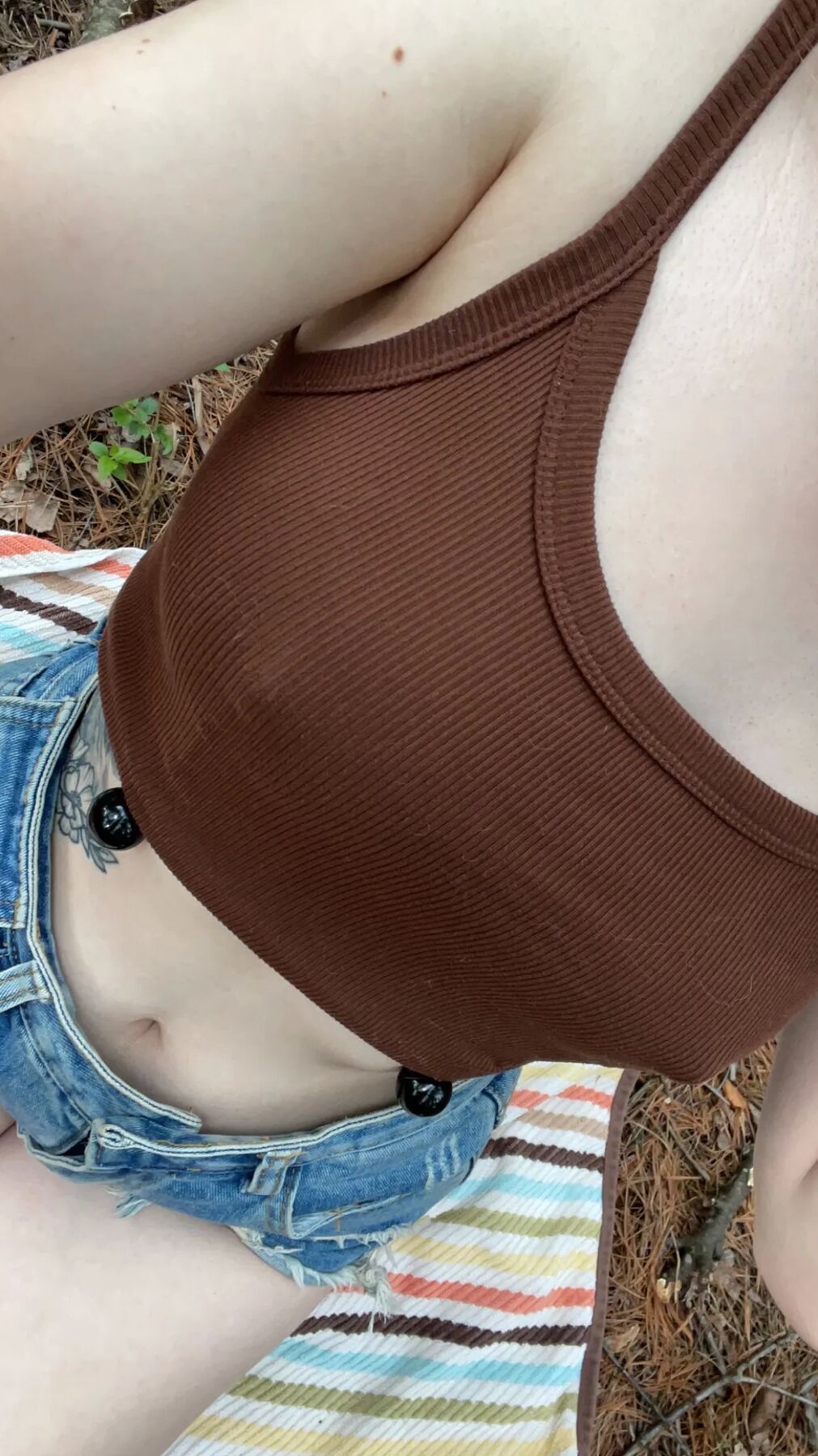 The weights hanging out really make  this outfit 100x better