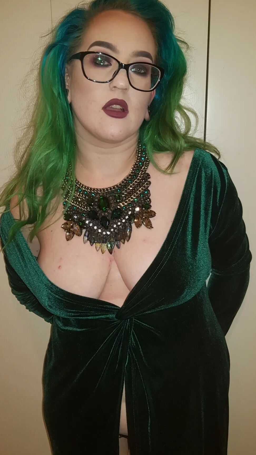 Chubby MILF Amy Leaf- Green dress