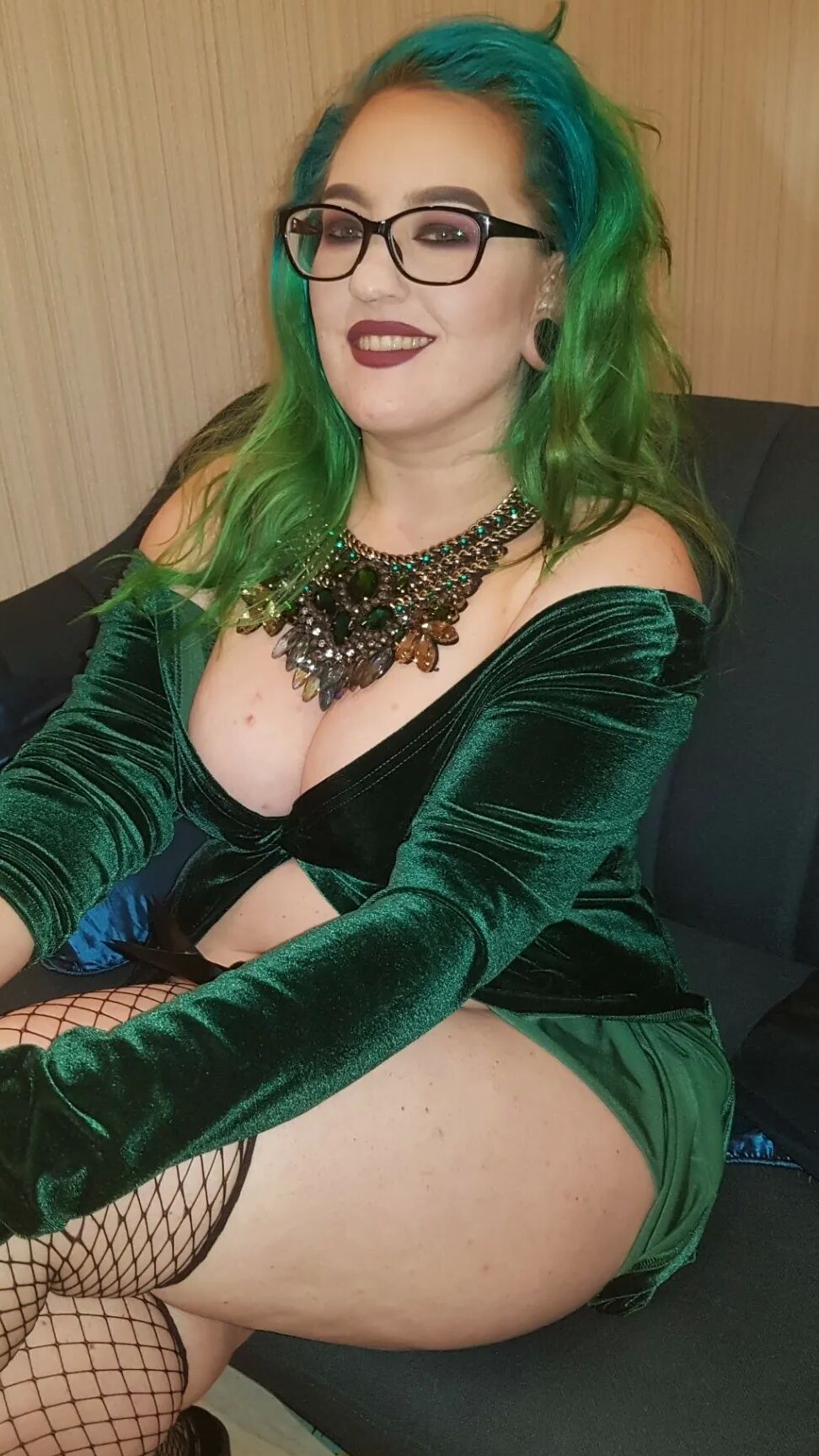 Chubby MILF Amy Leaf- Green dress