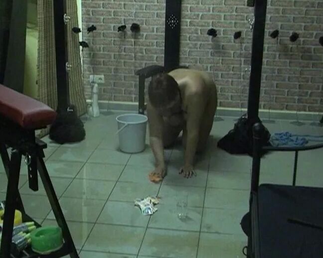 Naked house cleaning ...