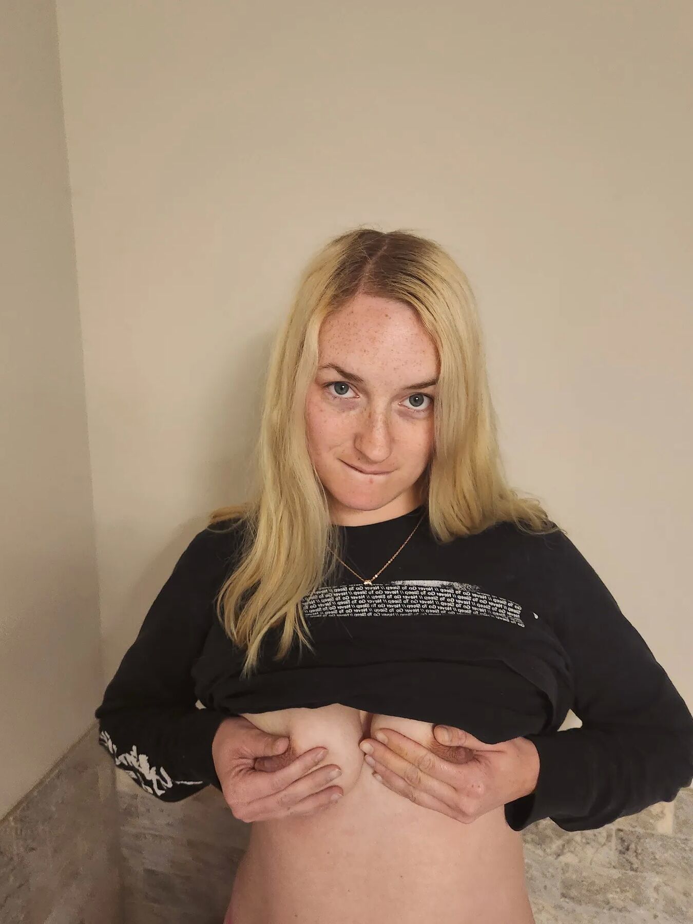 Mama_Foxx94 Pink Thong Selfies