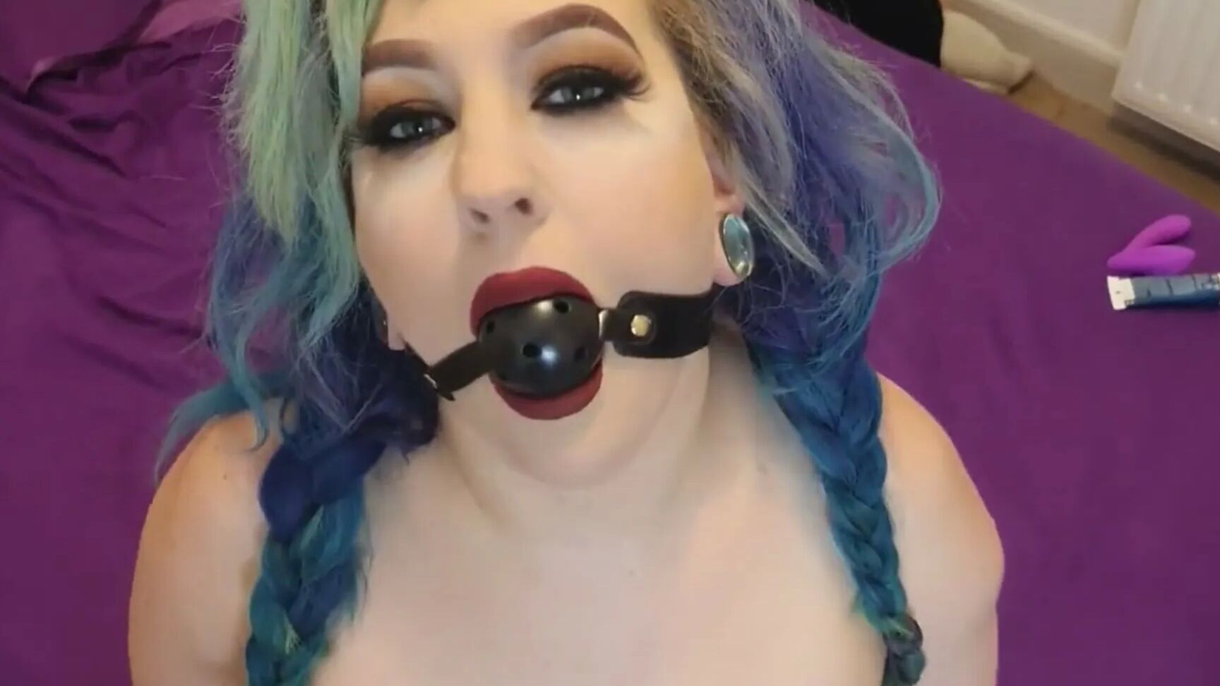 Chubby MILF Amy Leaf- Spank my big ass video