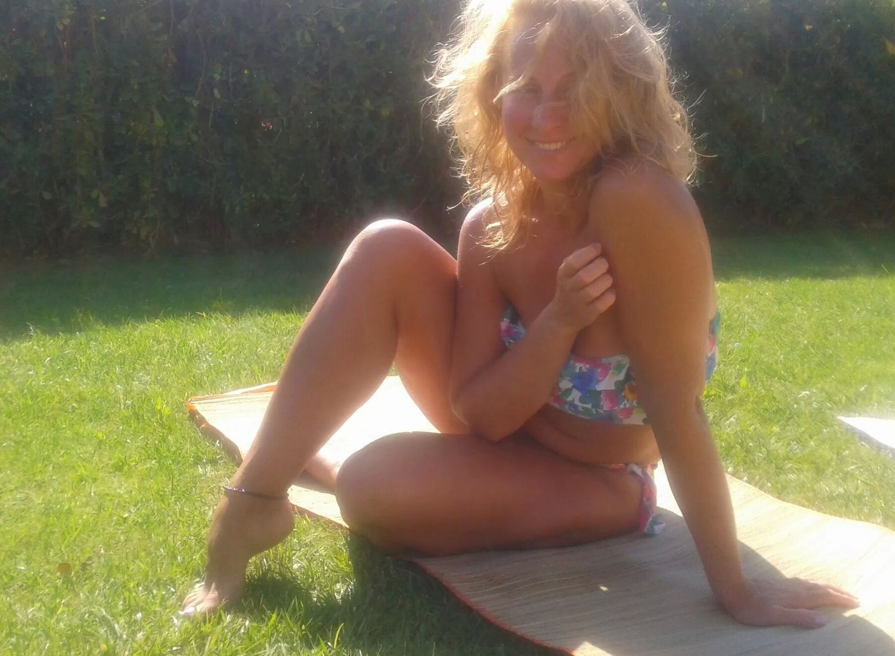 Selena's posing