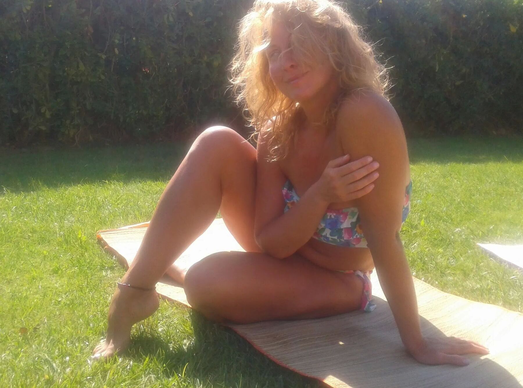 Selena's posing