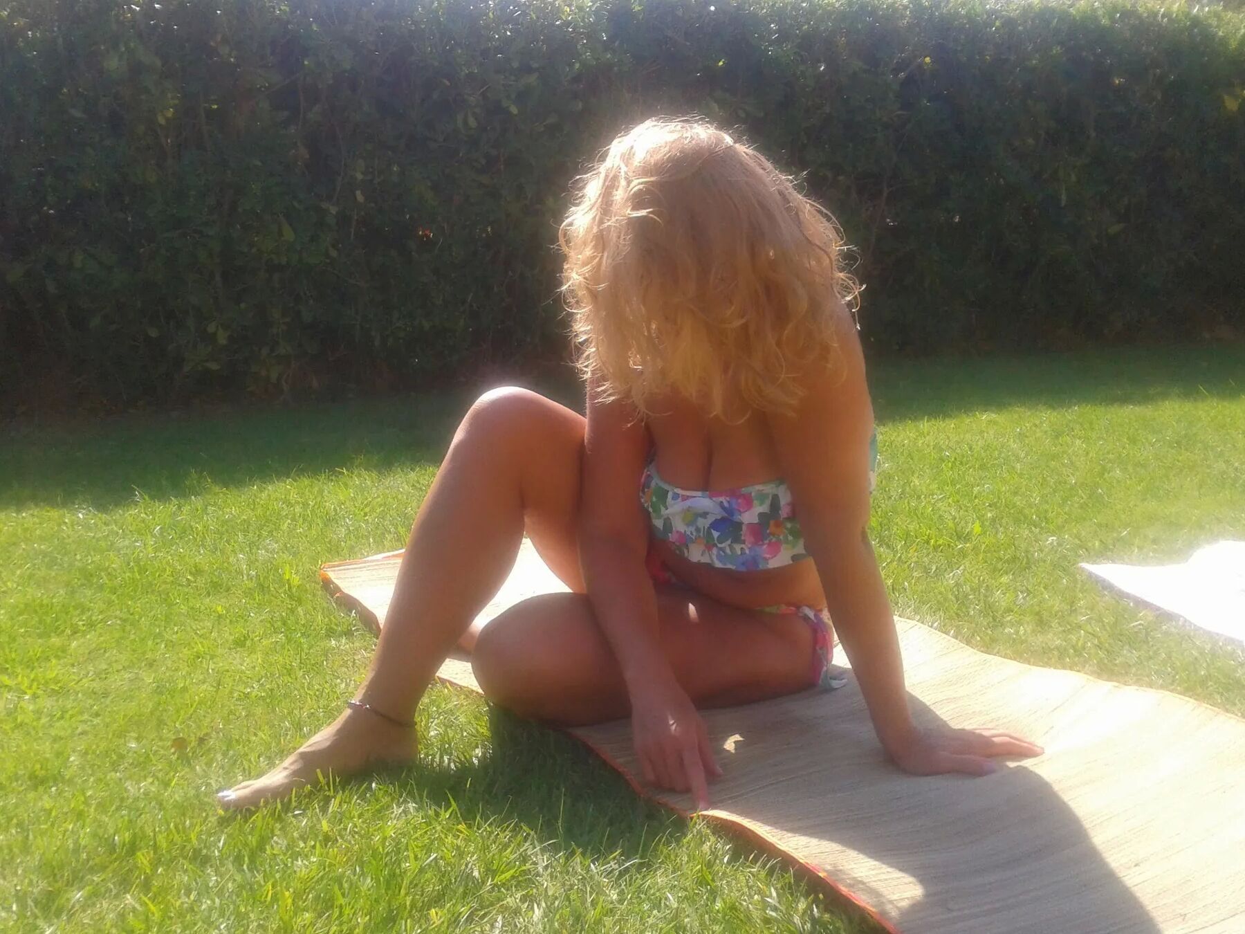 Selena's posing