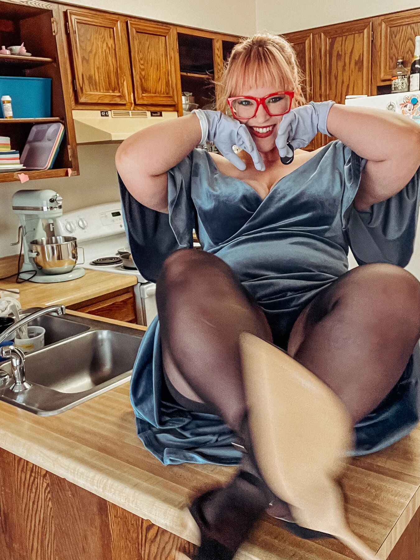 BBW in an evening gown does the dishes with gloves on