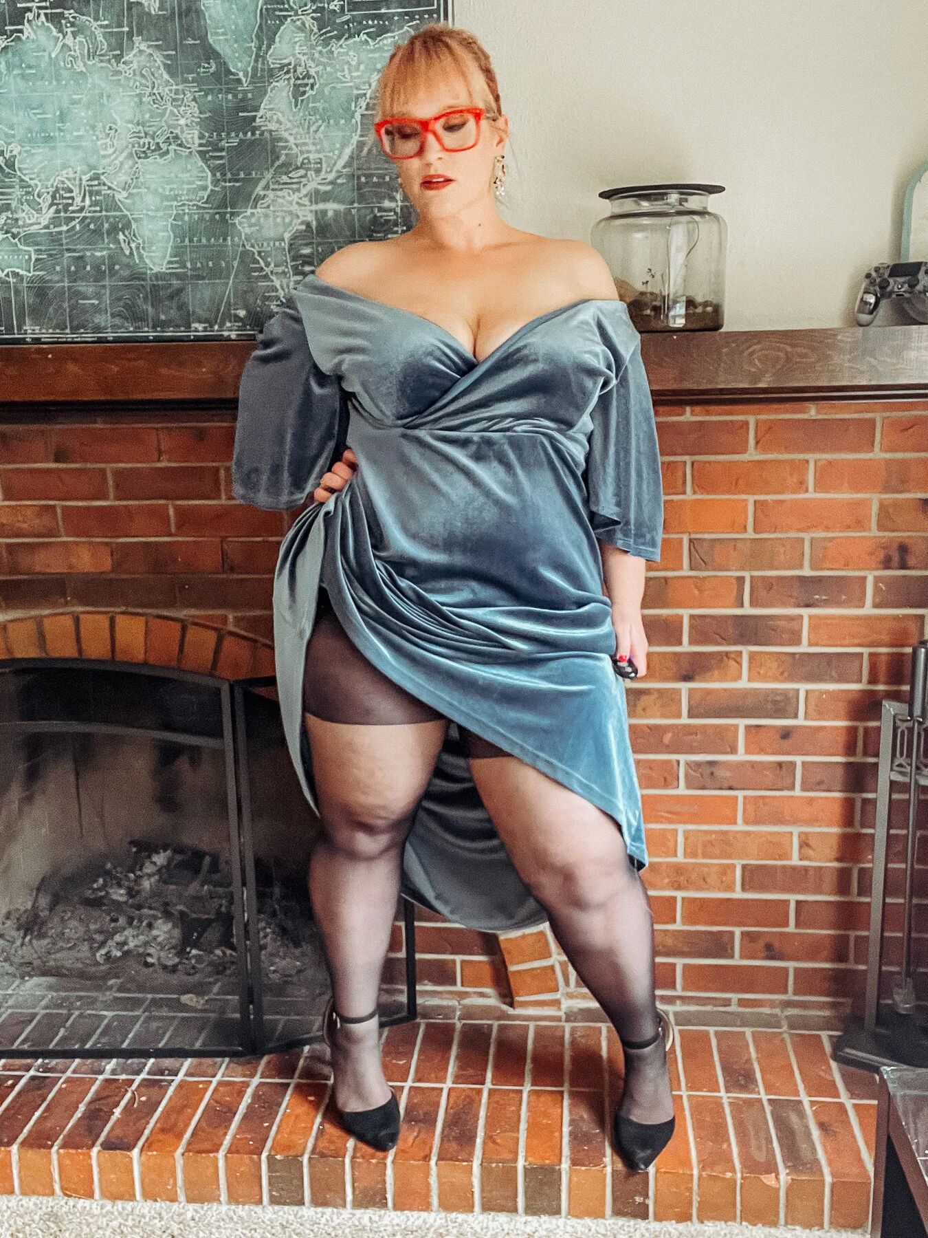 BBW in an evening gown does the dishes with gloves on