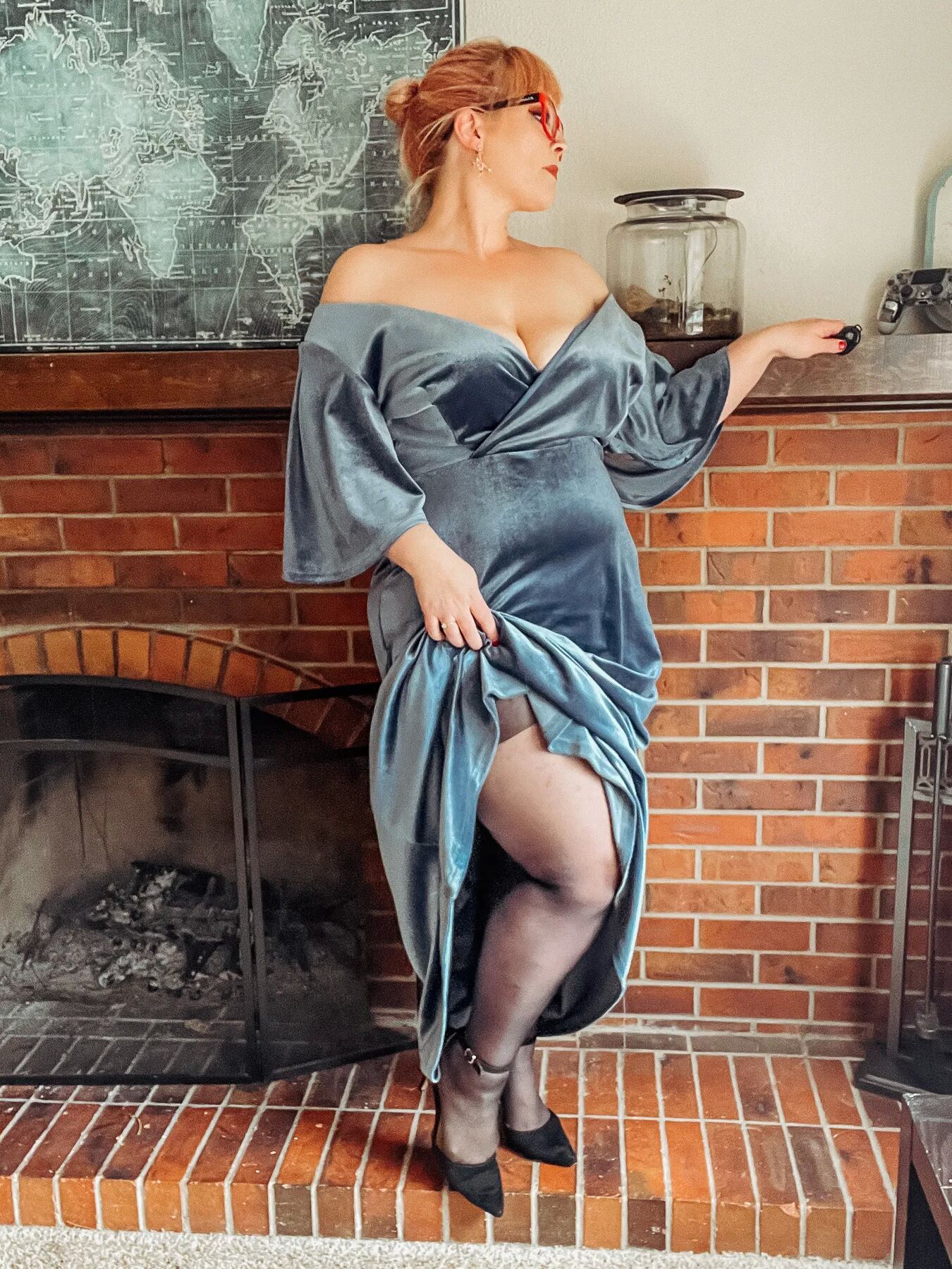 BBW in an evening gown does the dishes with gloves on