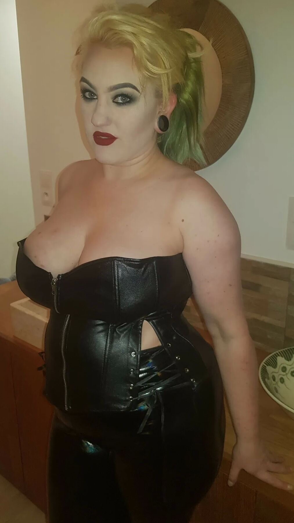 Chubby MILF Amy Leaf- Leather blonde