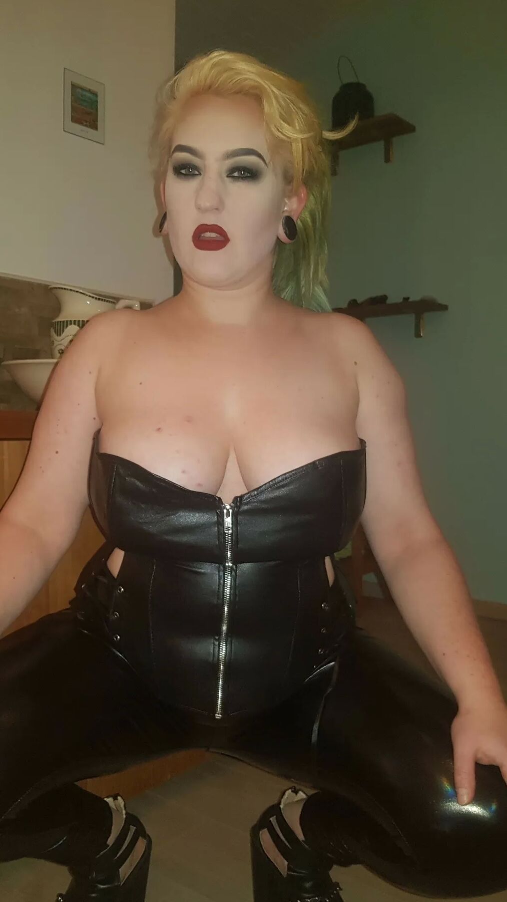 Chubby MILF Amy Leaf- Leather blonde
