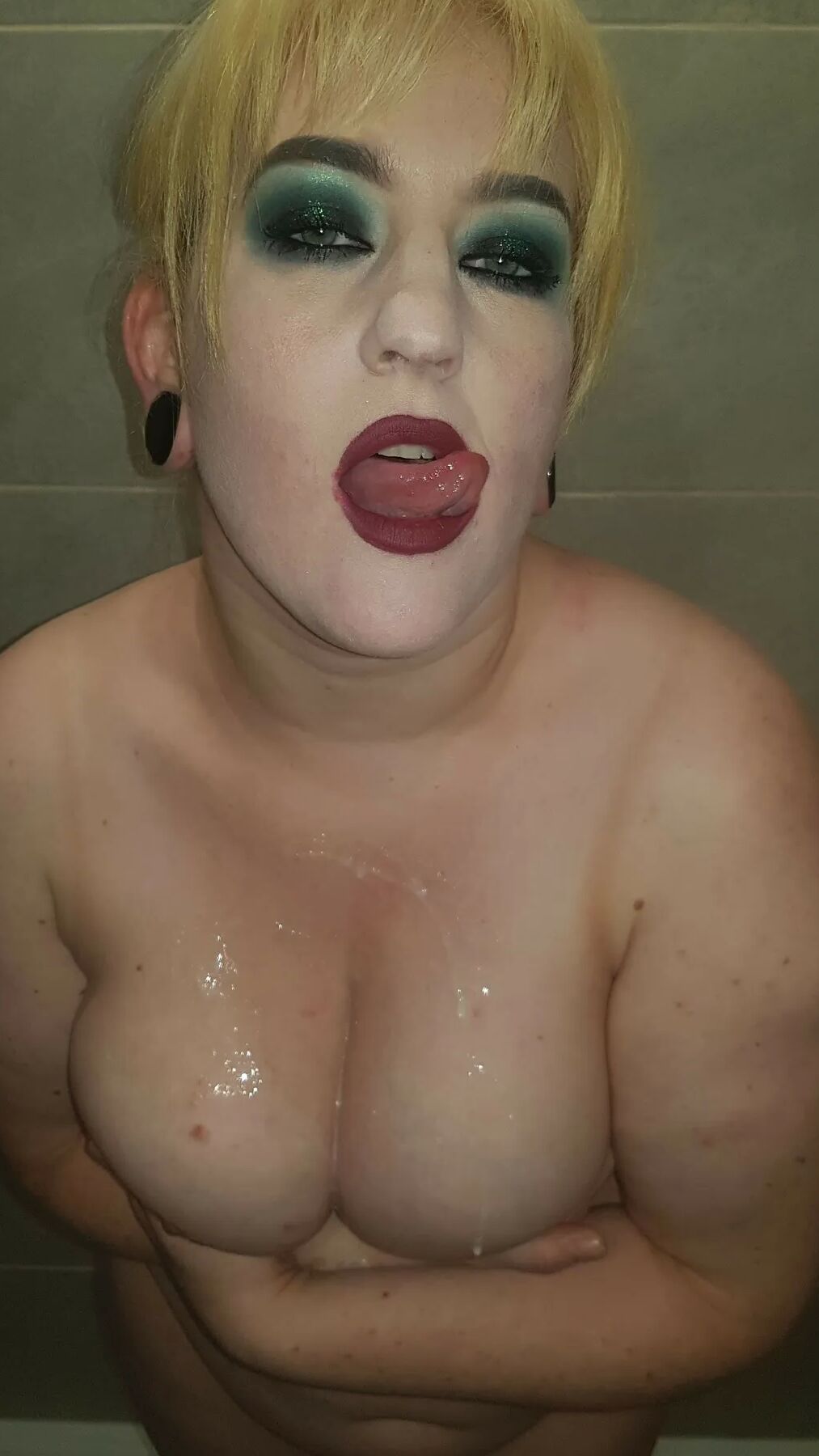 Chubby MILF Amy Leaf- Blonde cum shower
