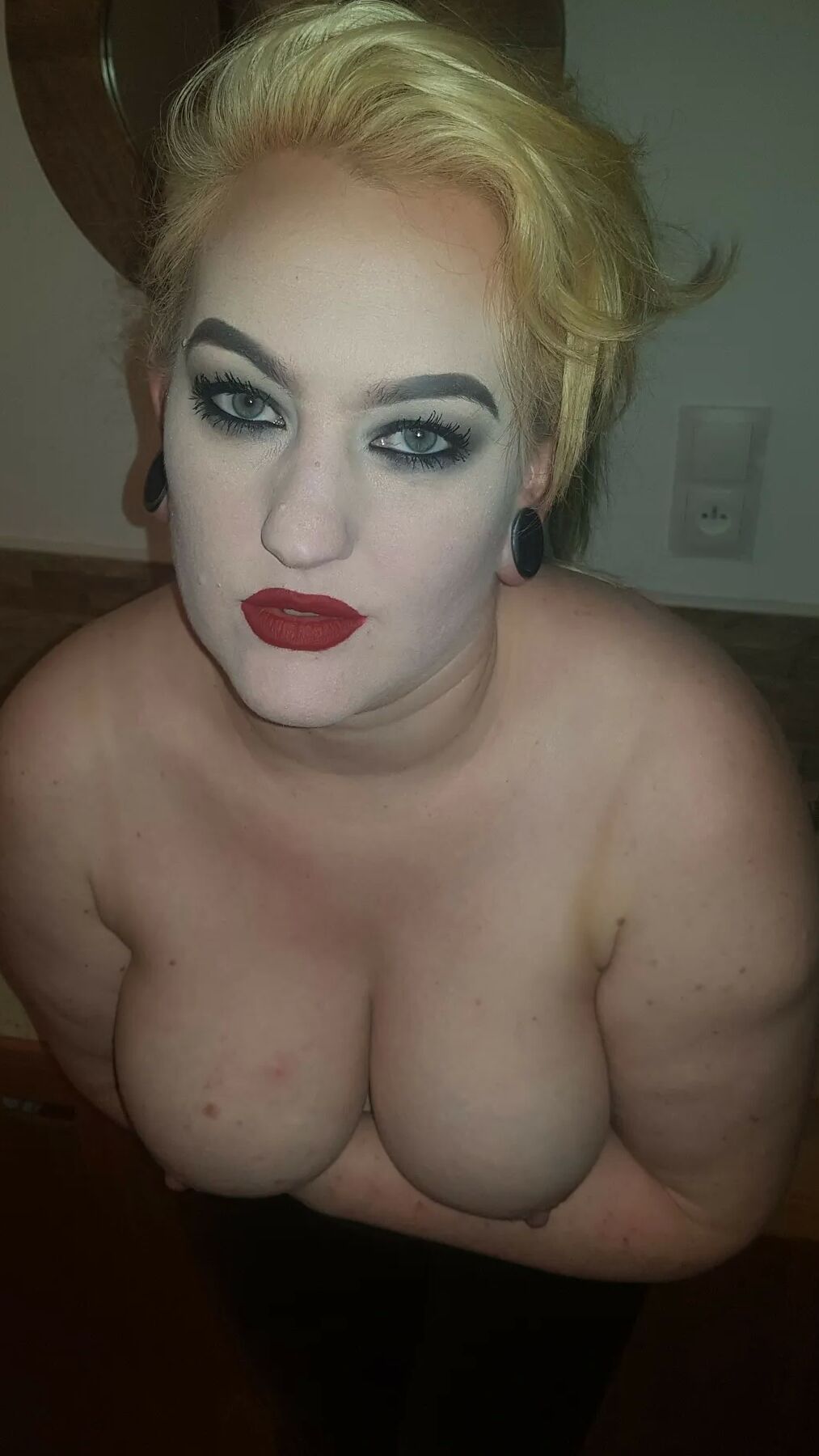 Chubby MILF Amy Leaf- Leather blonde
