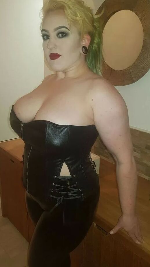 Chubby MILF Amy Leaf- Leather blonde