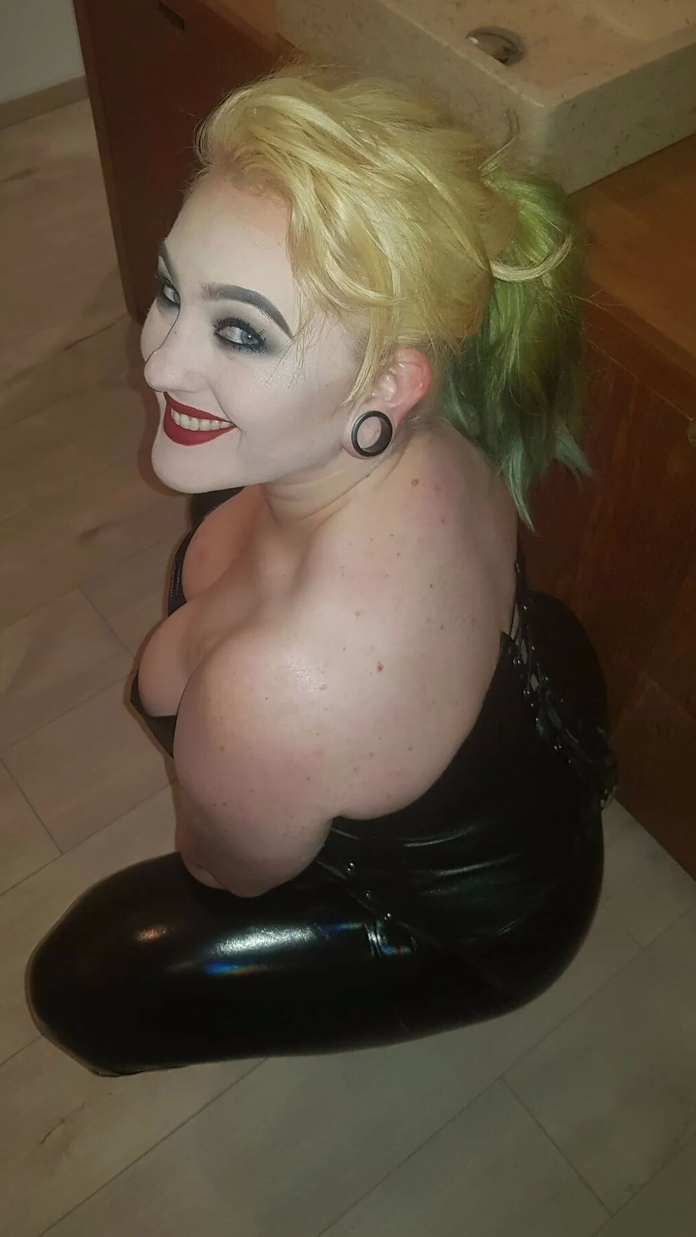 Chubby MILF Amy Leaf- Leather blonde