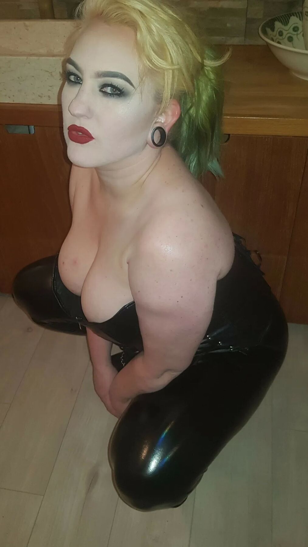 Chubby MILF Amy Leaf- Leather blonde
