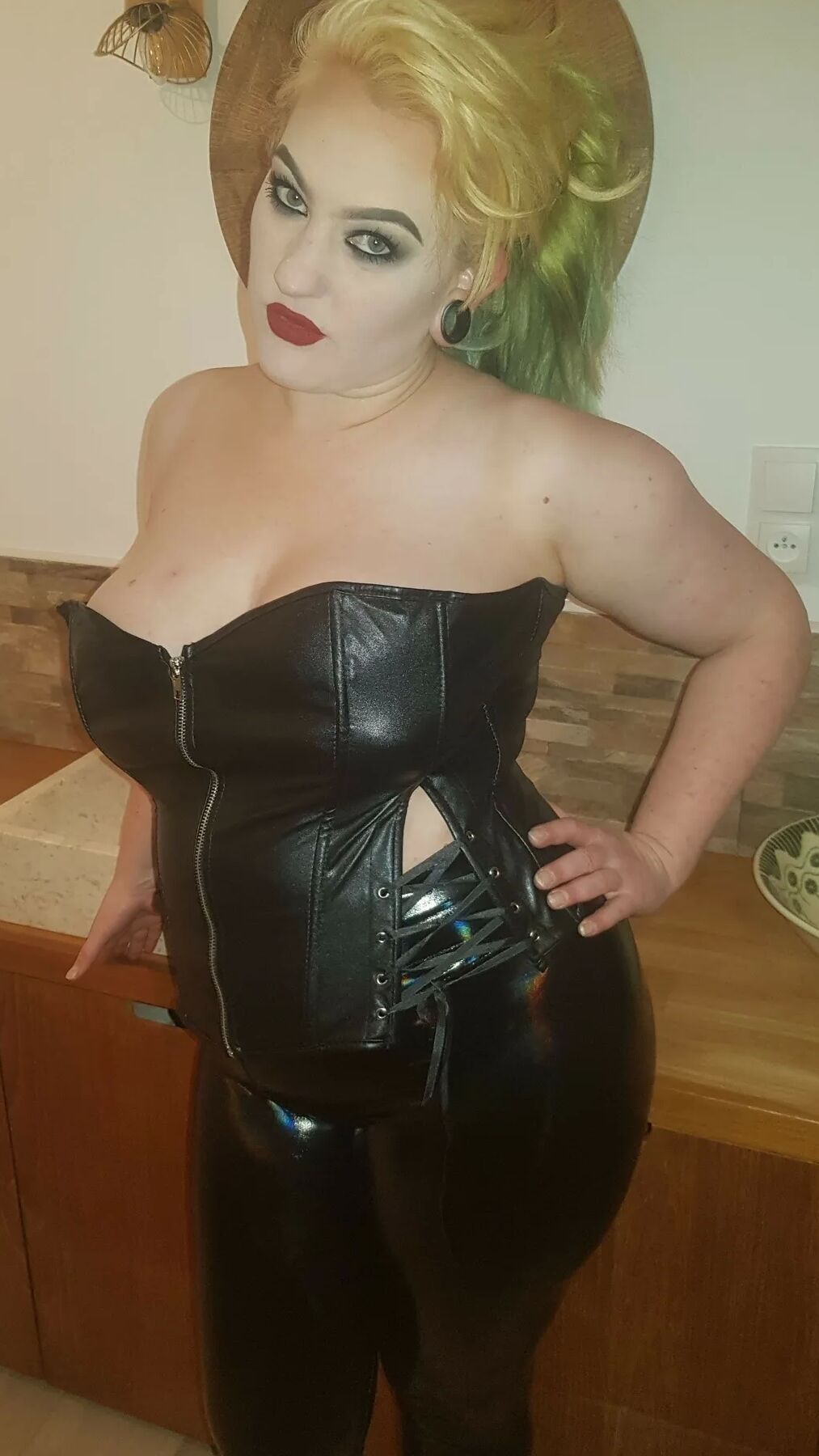Chubby MILF Amy Leaf- Leather blonde