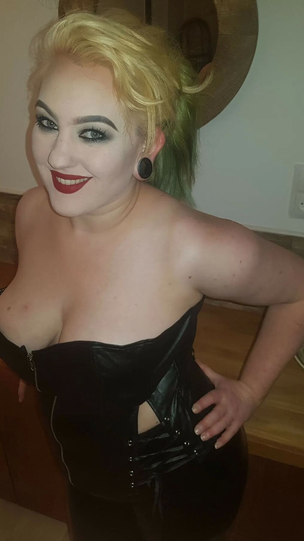 Chubby MILF Amy Leaf- Leather blonde