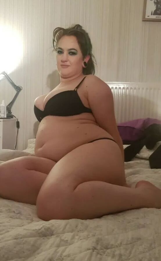Chubby MILF Amy Leaf- Natural curves