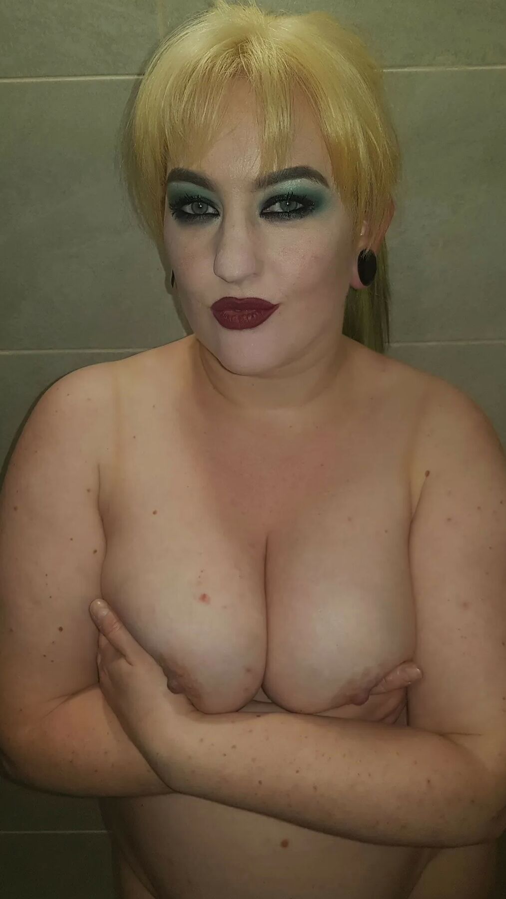 Chubby MILF Amy Leaf- Blonde cum shower